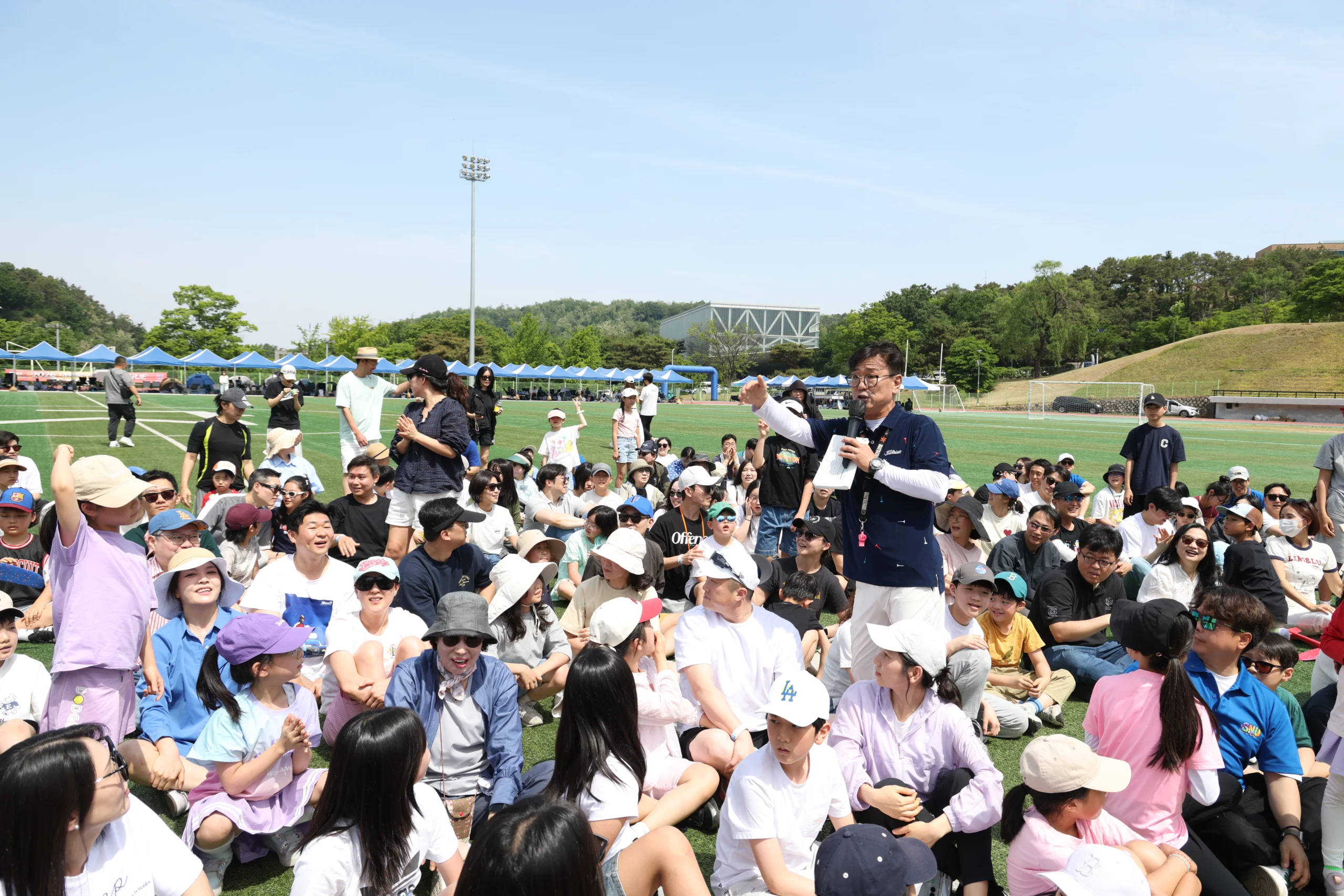 주민화합 체육대회 사회자를 진행하는 MC 신용주