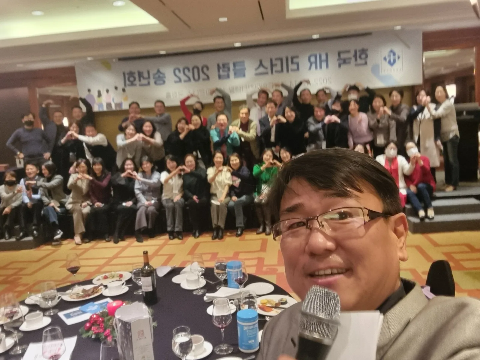 체육대회를 진행하는 MC 신용주