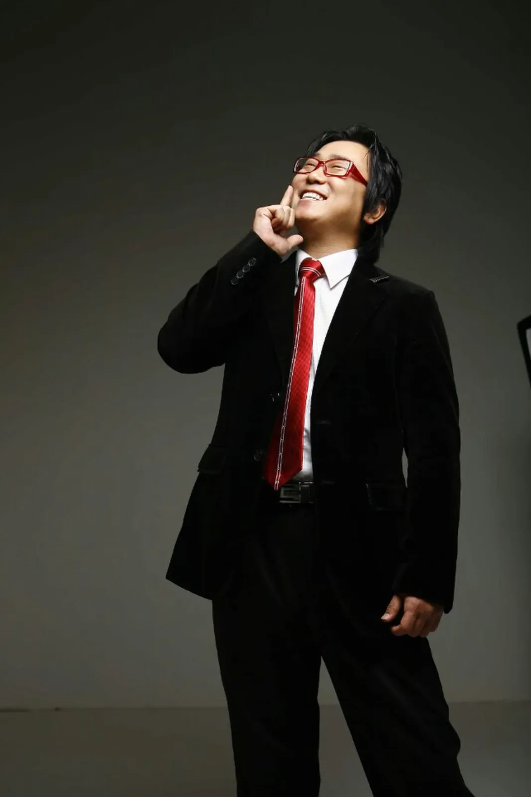 체육대회 사회자 섭외 절차를 진행하는 MC 신용주