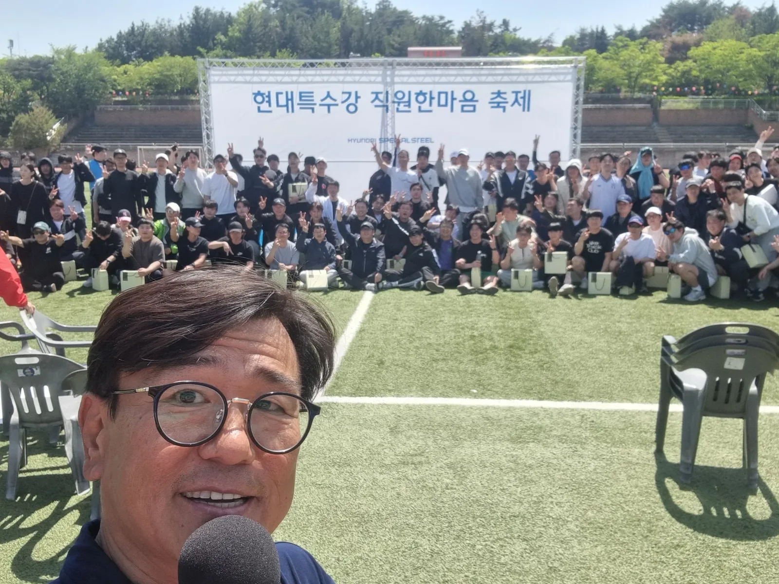실내 미니 운동회 진행를 진행하는 MC 신용주