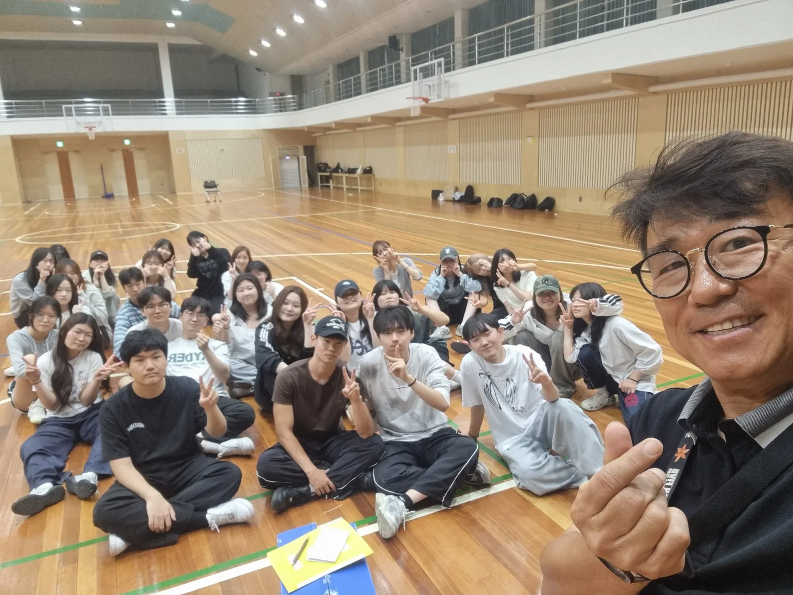 실내 체육관 체육대회 단체 사진