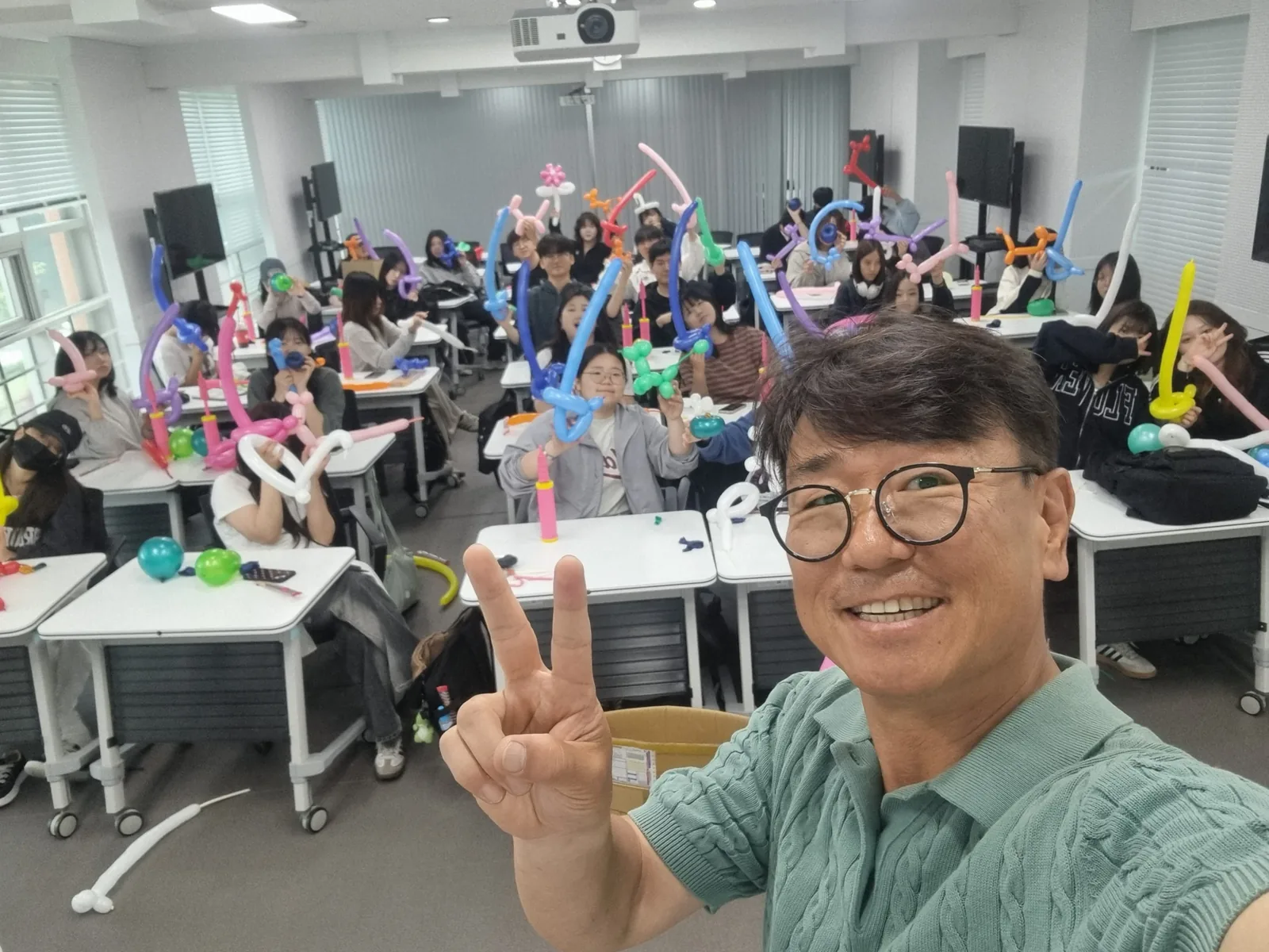 실내 체육관에서 진행하는 MC 신용주
