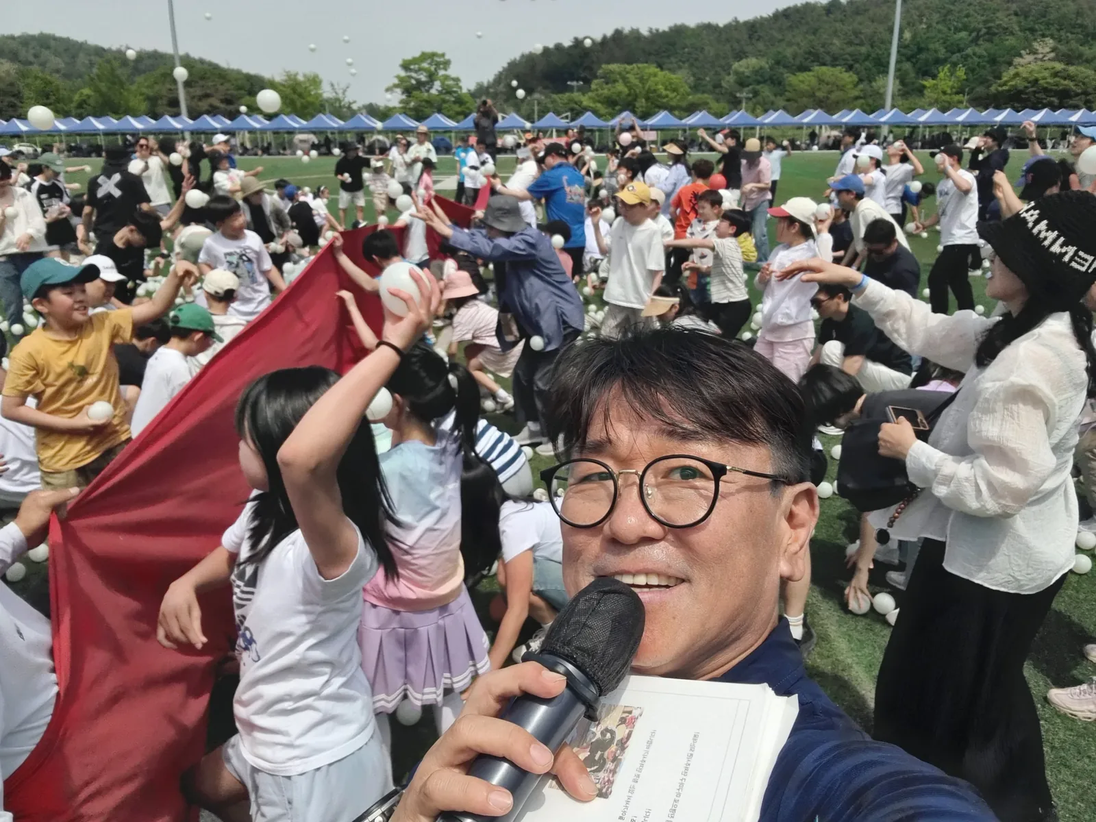 마이크를 든 채 참가자들과 함께한 MC 신용주