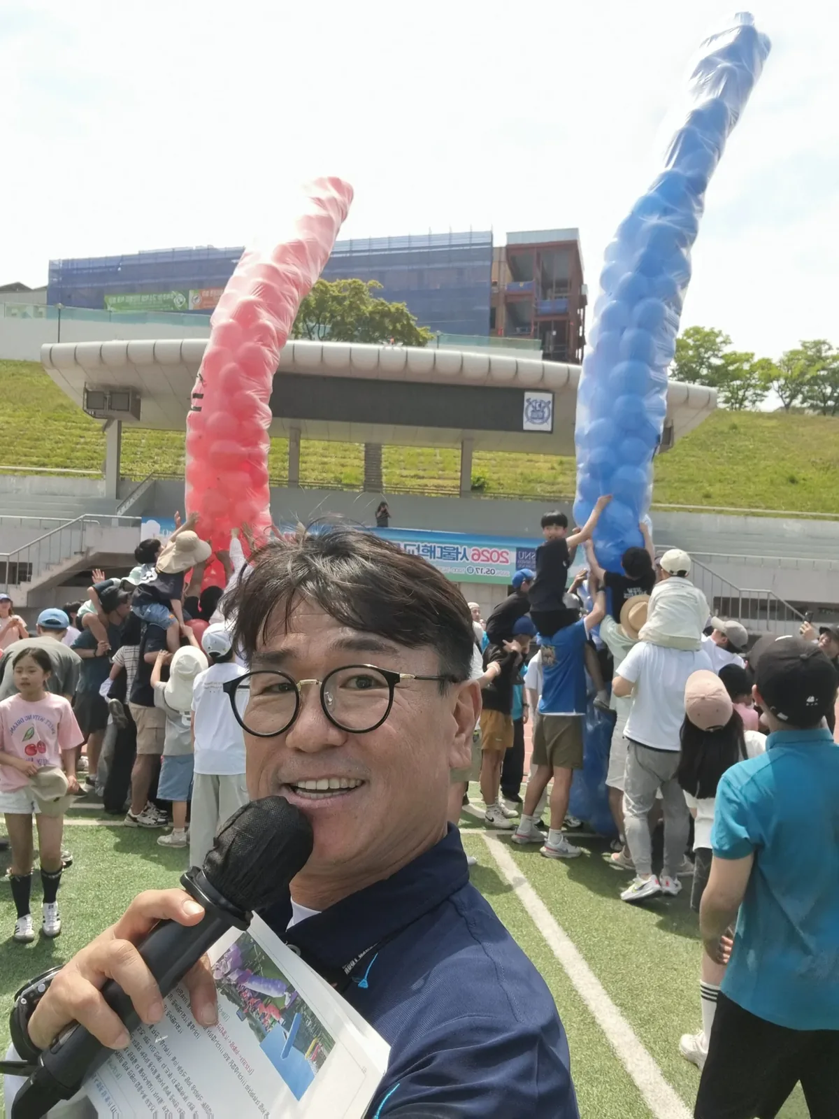 기업 행사에서 마이크를 잡고 진행하는 MC 신용주