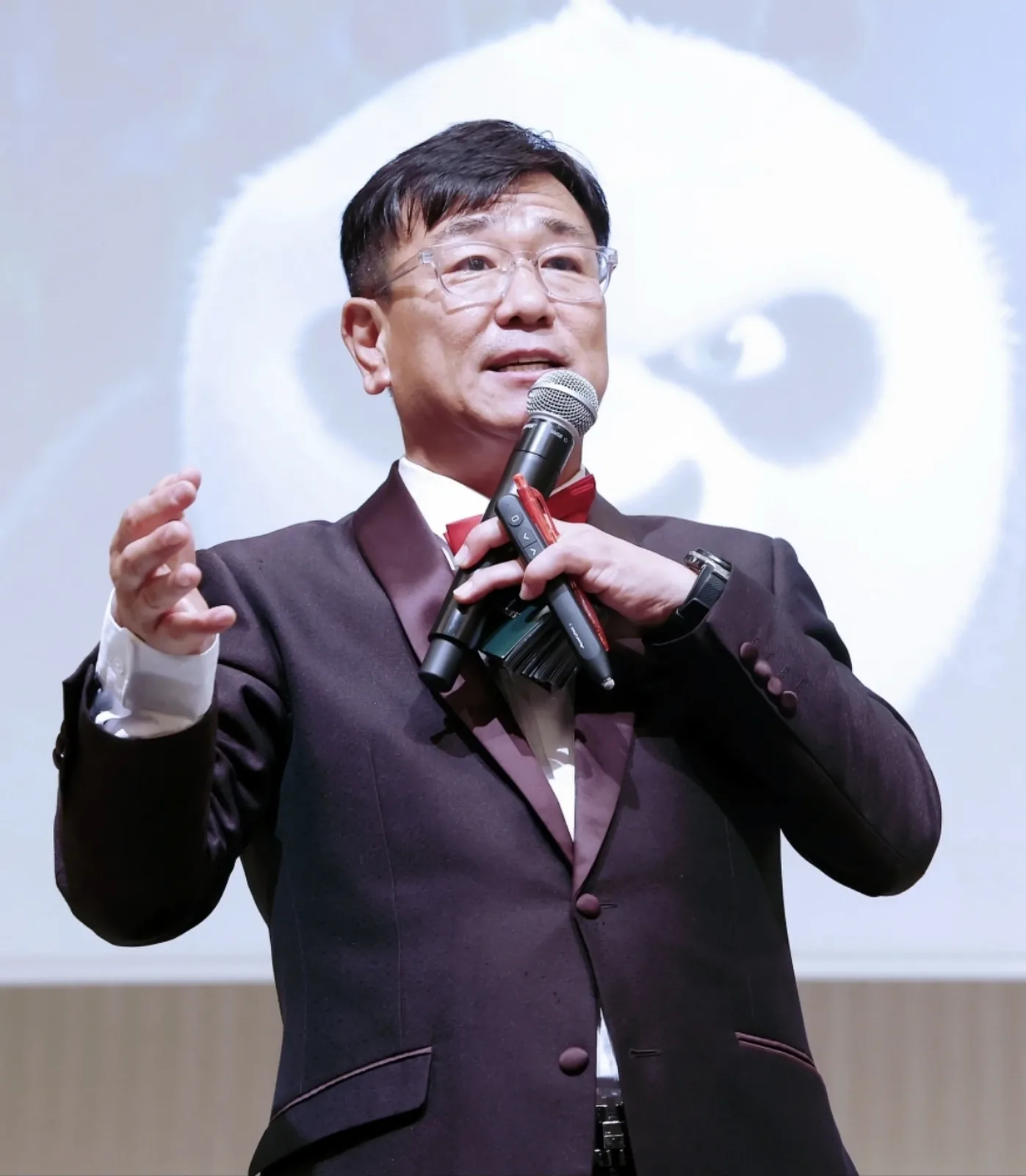 마이크를 들고 발언하는 MC 신용주