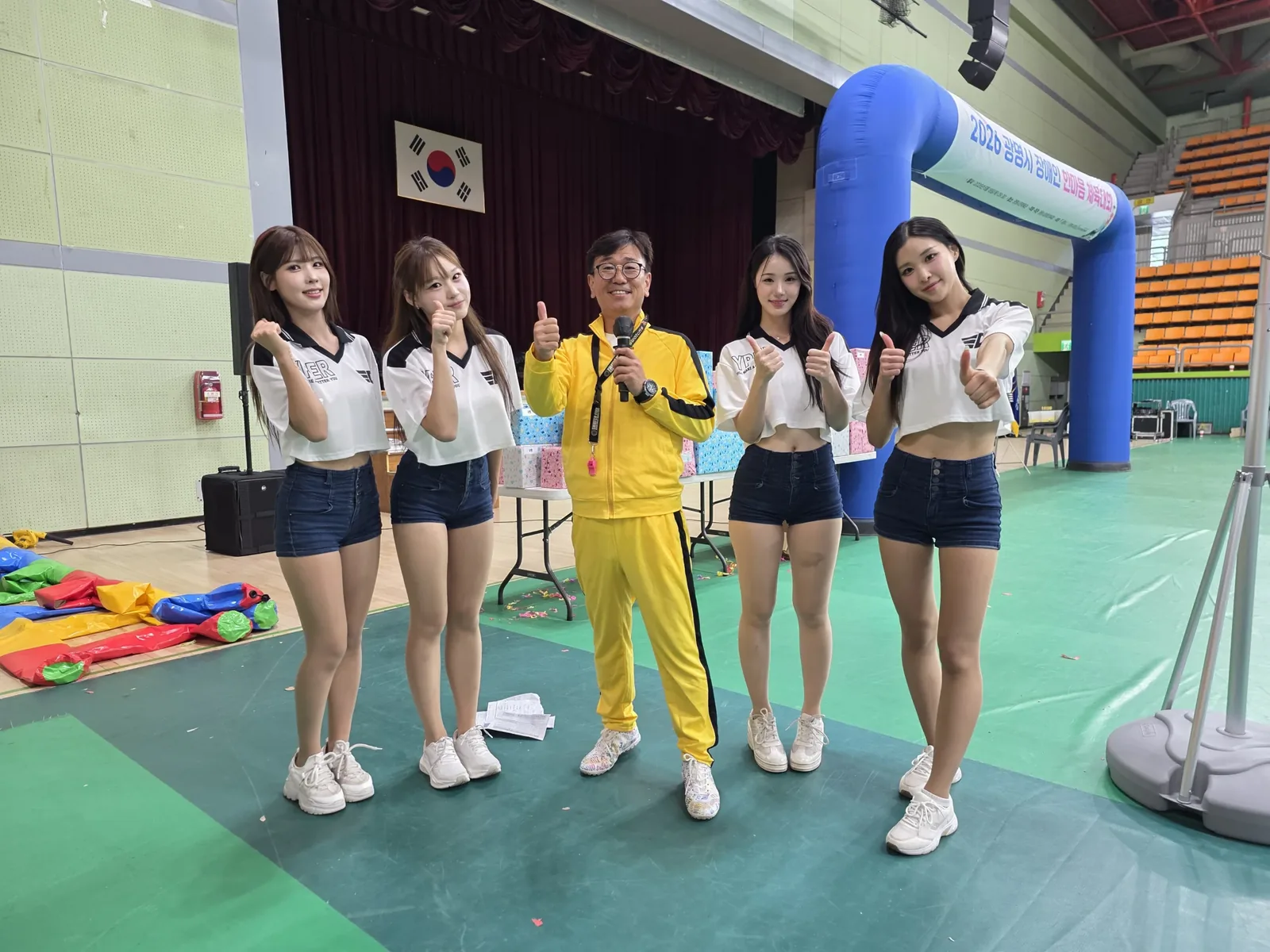 레크리에이션을 진행하는 MC 신용주