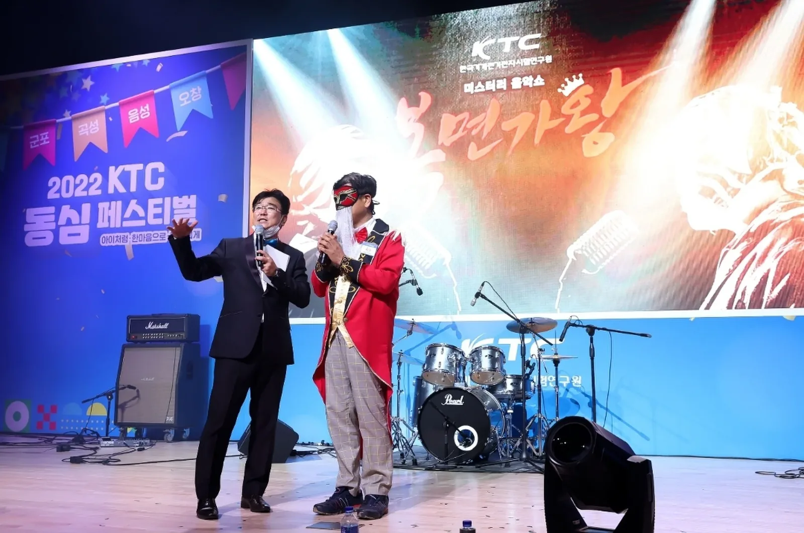 레크리에이션을 진행하는 MC 신용주