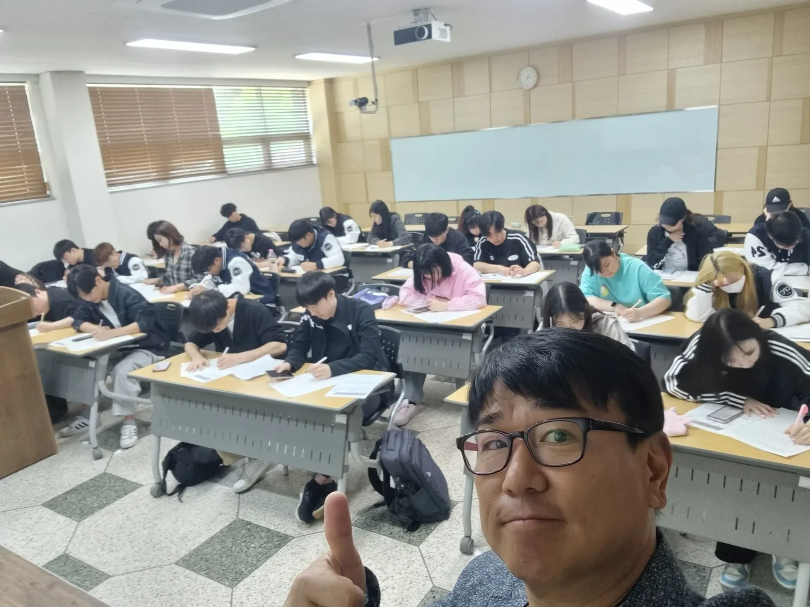 고등학교 체육대회 사회자를 진행하는 MC 신용주