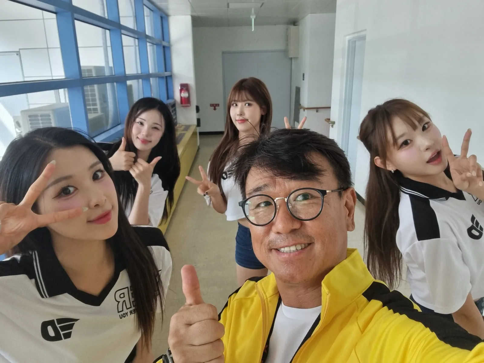 학교 체육대회를 진행하는 MC 신용주