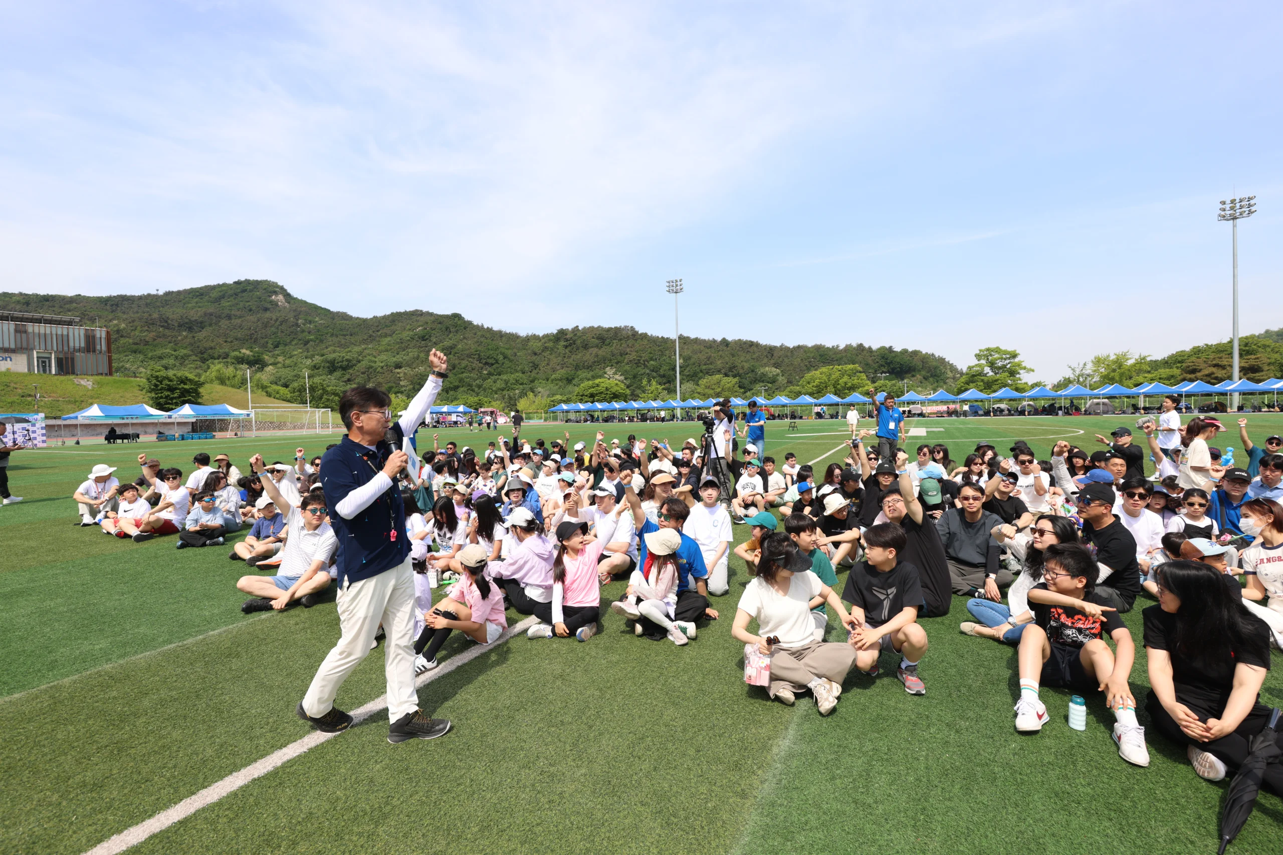 체육대회 팀빌딩 프로그램 진행를 진행하는 MC 신용주