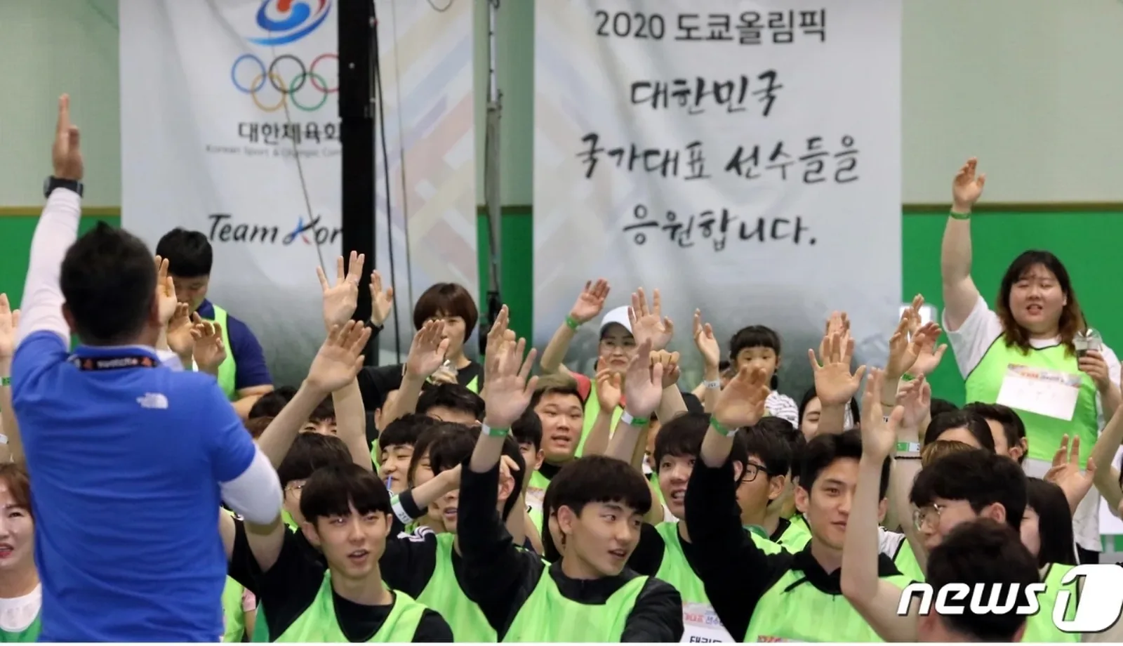 다양한 연령대 입주민이 함께 참여하는 아파트 체육대회 현장