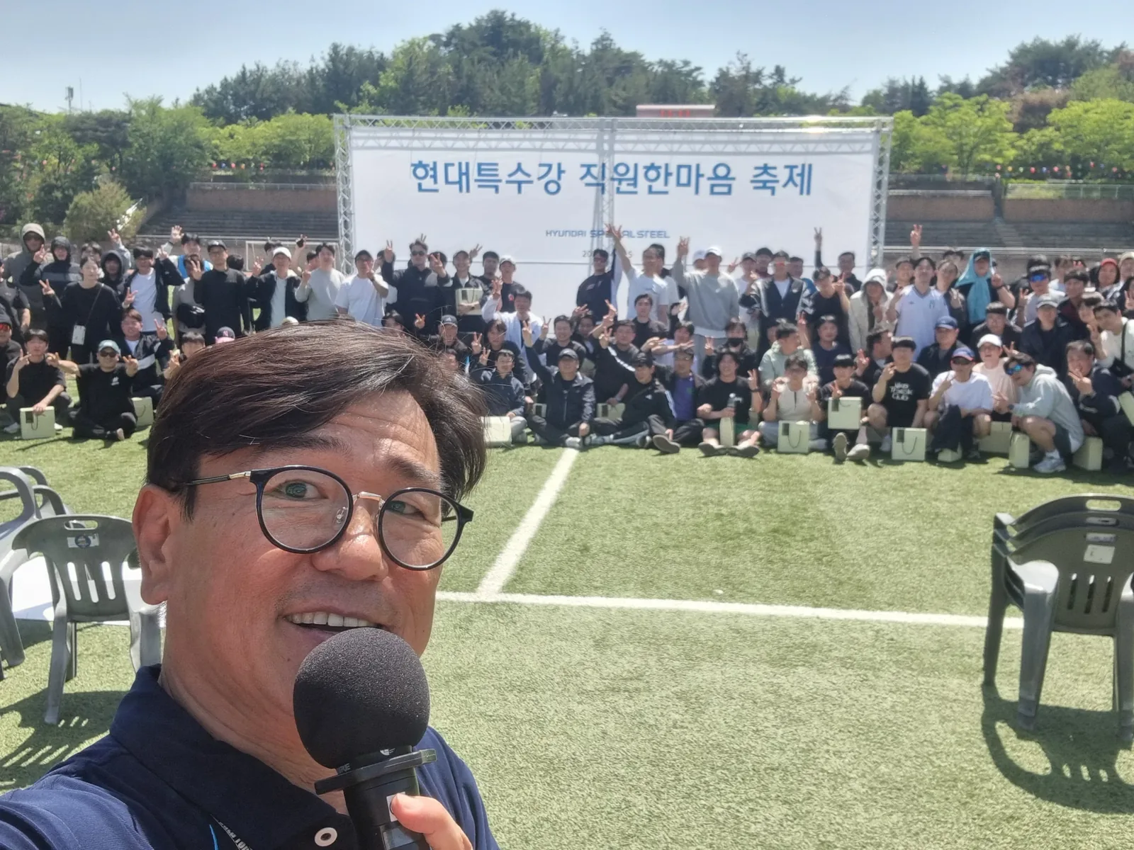 아파트 체육대회 사회자를 진행하는 MC 신용주