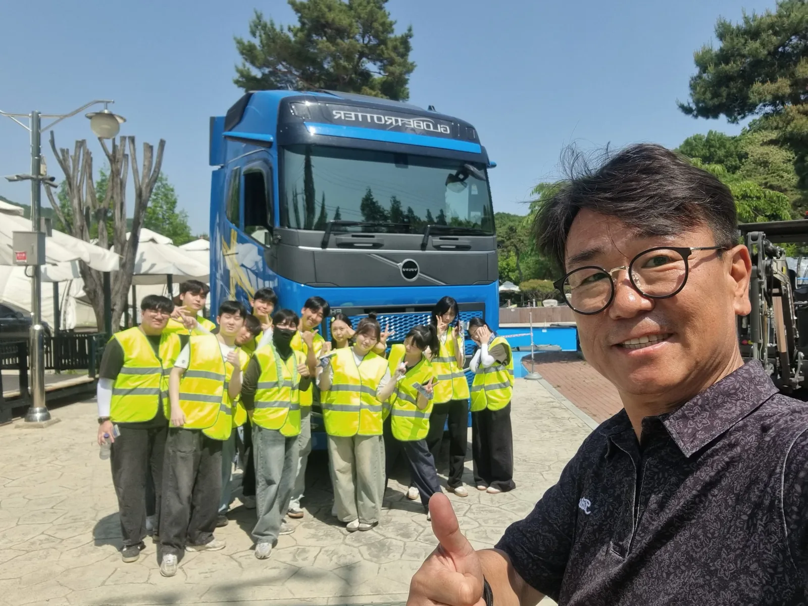 마을 체육대회를 진행하는 MC 신용주